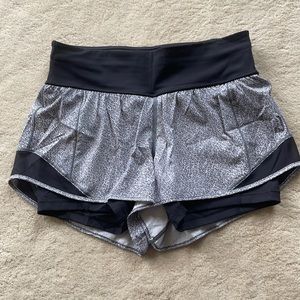 Lululemon NWOT 2.5” Inseam. Spandex lined shorts